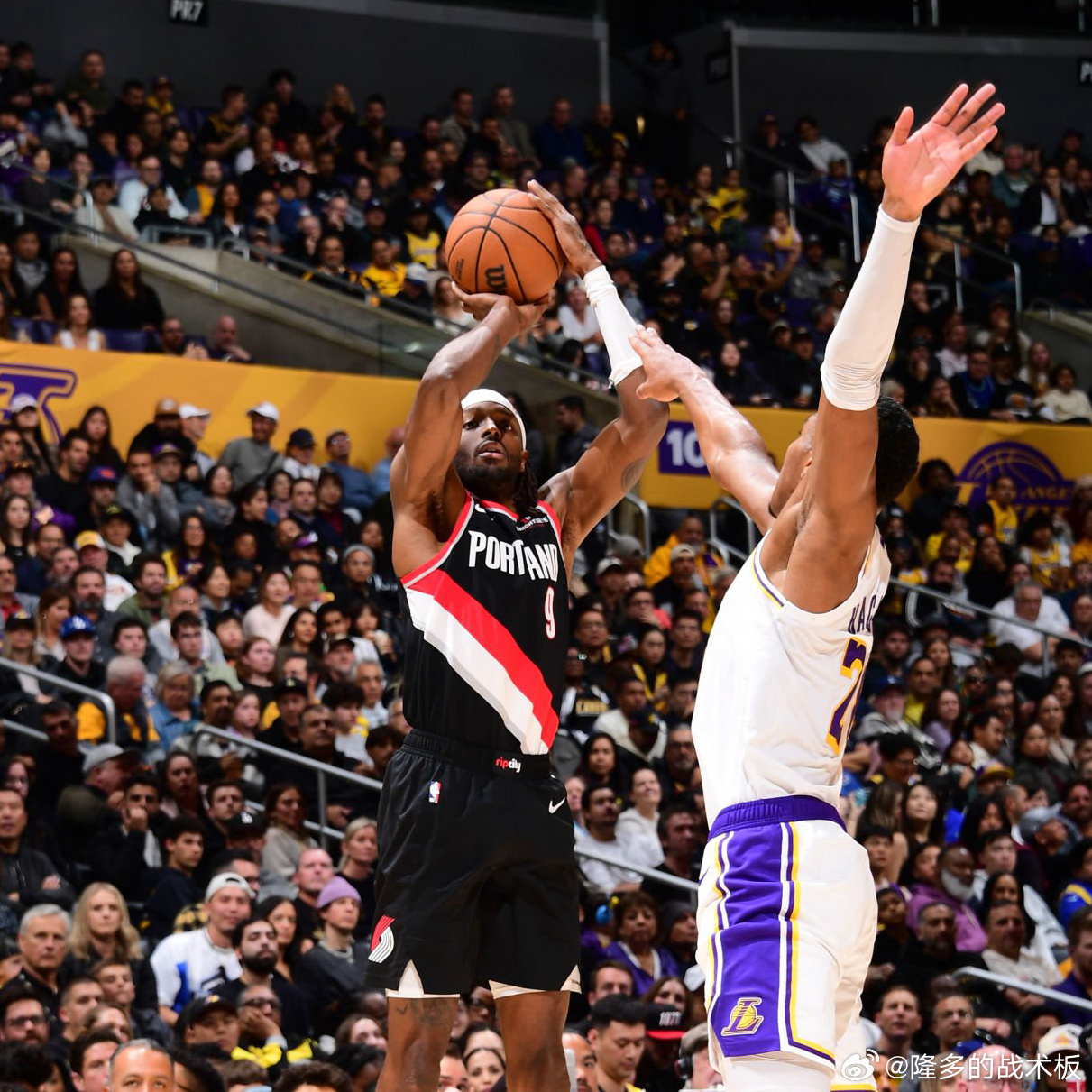湖人VS开拓者,NBA赛场激战正酣,对决掀起新篇章