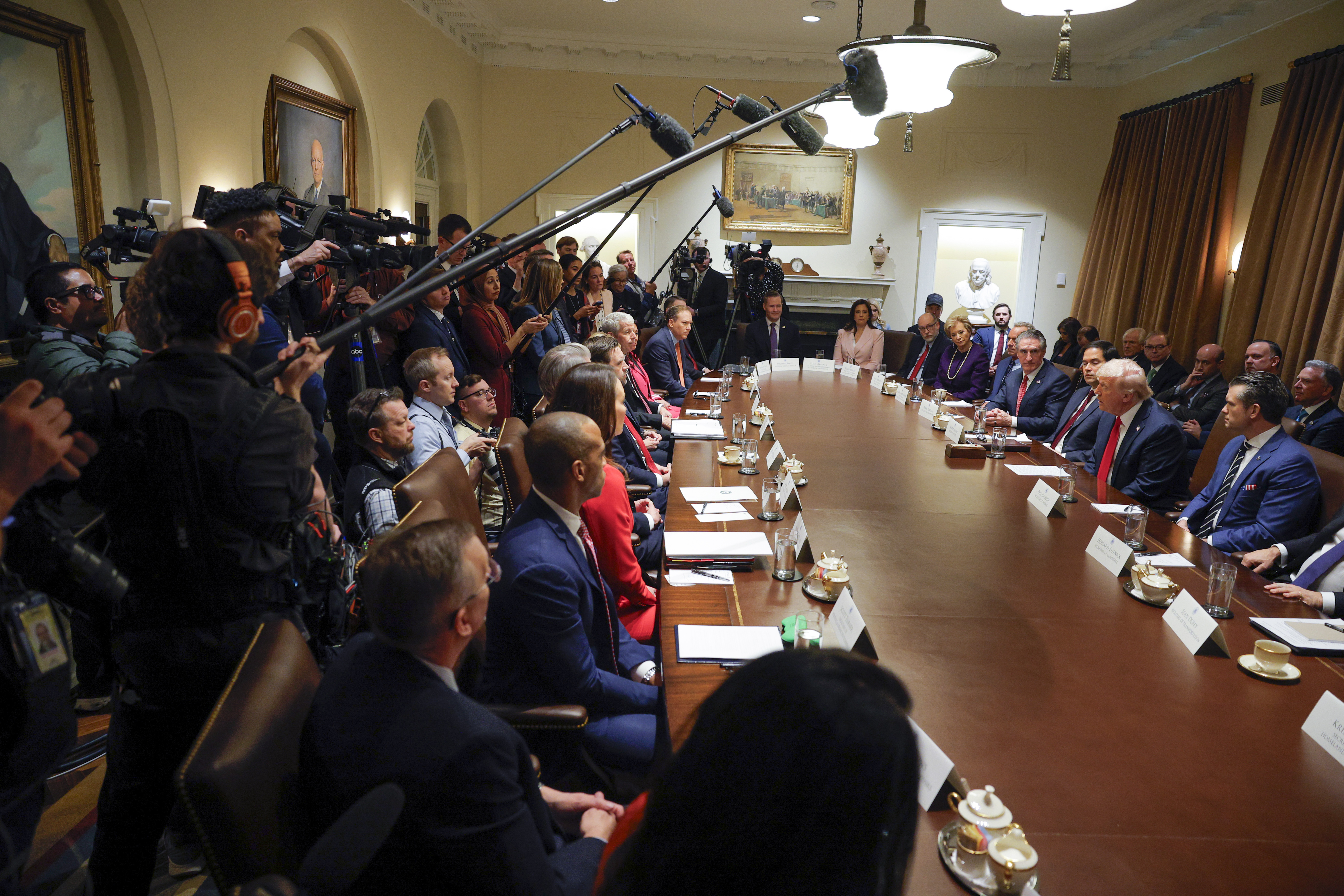 特朗普最新会议视频揭示领导风格与未来政策走向